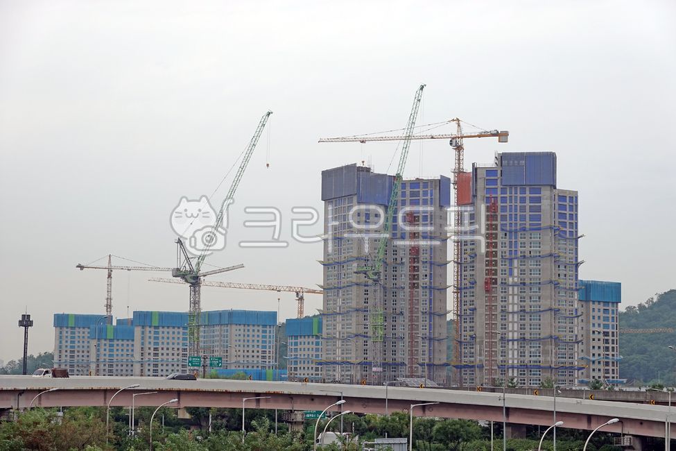 erection,concrete,iron frame,heavyequipment,city,towercrane,constructionindustry,steelframe,industry,construct,building,construction crane,constructioncrane,cityscape,construction,tower crane,tower,architecture,crane,framing,construction site,equipment,he