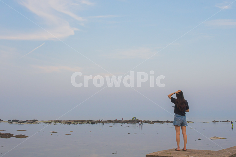 바다,하늘,여자,뒷모습,사람,풍경,여름,자연,인간,반바지,긴머리,sea,sky,human,person,nature,summer,여성,여자,woman,female,lady