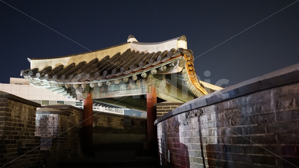 수원성,조선,한국,전통,성벽,기와,한옥,야경,조명,풀,밤,어둠,문화,역사,정조,성,밤하늘,장안문,성곽,돌담길,건축,문화재,유적지,문화유산,유적,유네스코세계문화유산,한국적인,한국문화,한국역사,히스토리,history,culture,castle,전쟁,방어,조선시대,과거,옛날,korea,snap,snpshot,스냅,스냅사진,스넵,스넵사진,감성,감성사진,힐링,힐링사진,경치,풍경,landscape,자연,nature,정조대왕,다산정약용,다산,정약용,캐슬,고성,전각,한국전통,야경,밤,풍경,nightscape,night,landscape,랜드마크,landmark,tourist attraction,한국전통,한국문화,korean traditional,korean culture