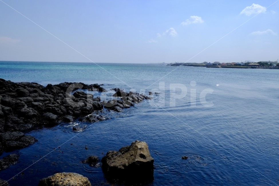 바다,바위,현무암,푸른,바닷가,제주,제주도,풍경,하늘,구름,자연,풍경,nature,landscape,제주도,jeju,jeju island,promontory,곶,water,물,outdoors,옥외
