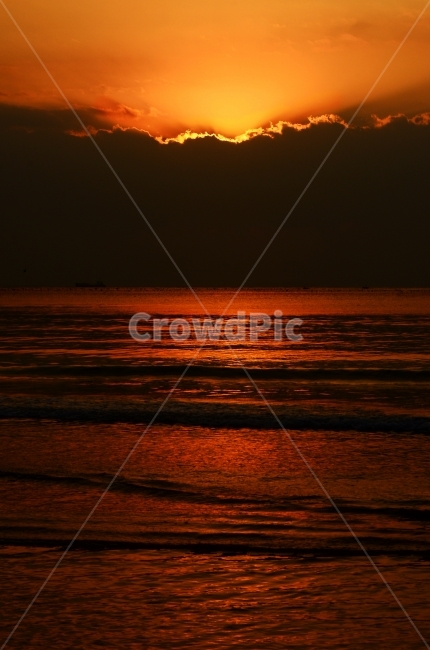 일출,해돋이,바다,파도,구름,하늘,자연,풍경,자연,풍경,nature,landscape,sunlight,햇빛,outdoors,옥외,sky,dawn,새벽,sunset,일몰,red sky,붉은 하늘,dusk,황혼