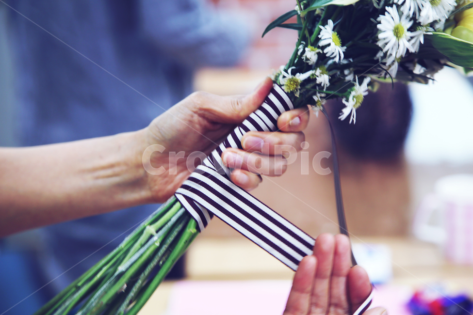 꽃다발,핸드타이드,노란장미,꽃장식,인테리어꽃,꽃,flower,사람,인물,인간,human,person,신체일부,몸,body
