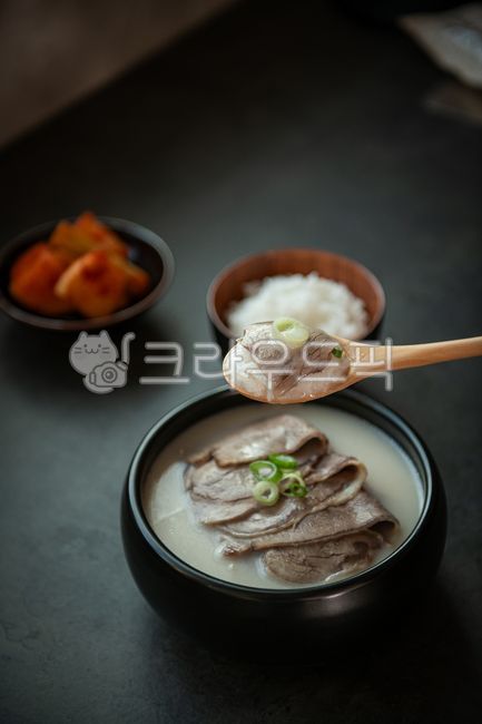 Seolleongtang,gomtang,boiled pork soup,beef,earthenware pot,spoon,kimchi,radish kimchi,beef bone broth,rice,green onions,green onions,food,meal,menu cut,cooking,warm,soup