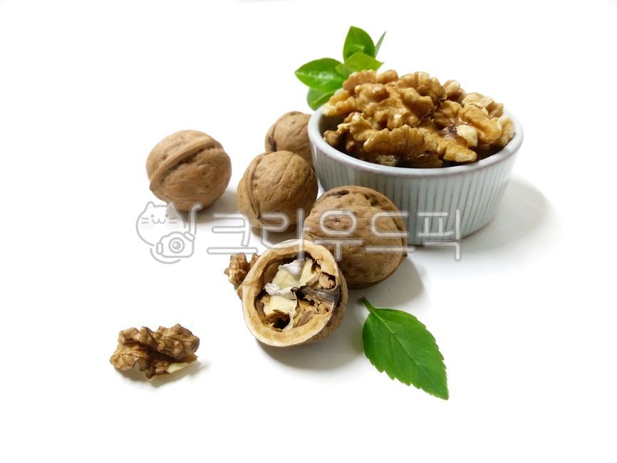full moon,Fruit,Full moon of the first lunar month,snack,plate,bowl,leaf,nut,food,health food,walnut,nuts,wellbeing,plant,ingredients