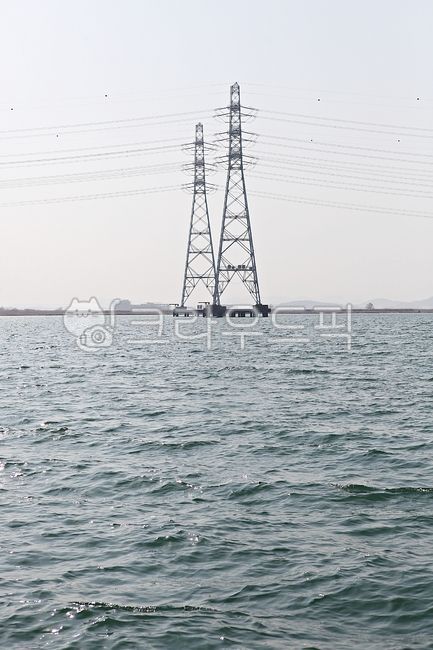 송전탑,고압전류,고압선,전류,시화호송전탑,전기,시화호,바닷물,자연,풍경,전선