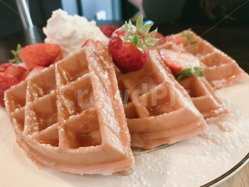 딸기,와플,접시,디저트,후식,과일,간식,베이커리,빵,음식,음식,식재료,요리,food,cook,meal,dishes,food reserves,빵,bread,디저트,간식,후식,dessert,snack
