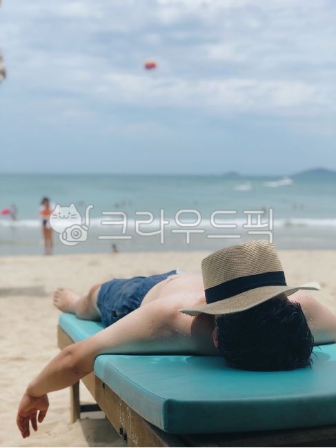 여름사진공모전,휴양지,썬텐,바다,해변,태닝,일광욕,모래사장,모자,썬베드,휴식,낮잠,hat,person,사람,human,인간,여름,더위