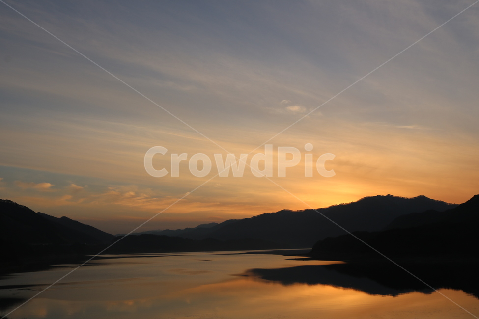 노을,소양호,호수,그림자,하늘,구름,자연,풍경,nature,landscape,outdoors,옥외,dawn,새벽,sunset,일몰,red sky,붉은 하늘,sky,dusk,황혼