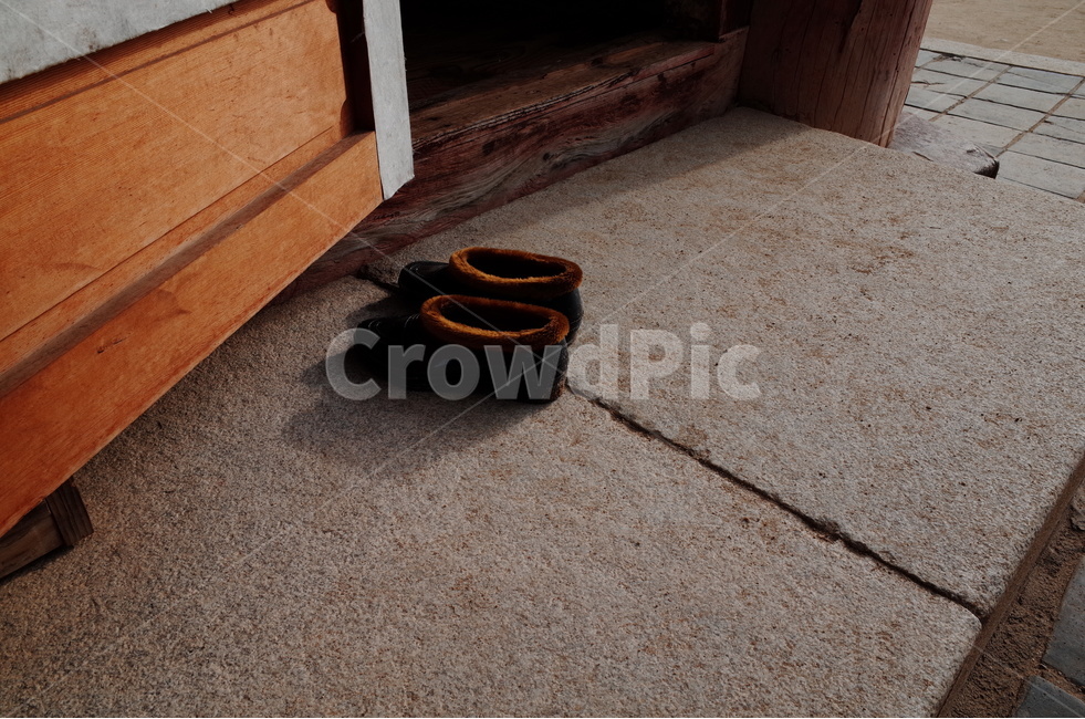 절,temple,고무신,shoes,rubbershoes,사물,물건,오브젝트,thing,object,matter