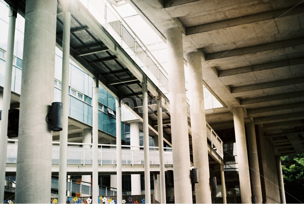 Pillar,ramp,curtain wall,runway,lamp,exposed concrete,Piloti