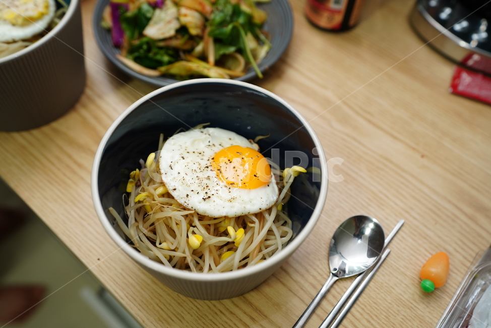 집밥,계란,후라이,콩나물밥,야채,식사,먹거리,음식,한식,식기,그릇,나물,무침,한식,한국음식,한국요리,korean food,korean dishes,korean meal,korean cook