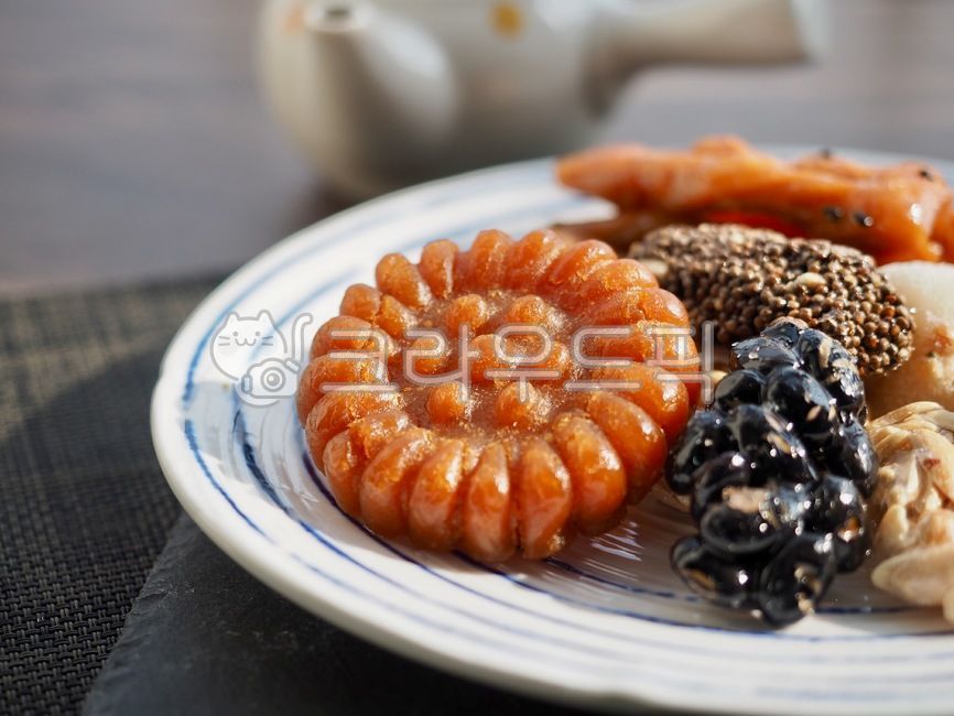 ricecake,떡,전통음식,한국전통음식,한국음식문화,전통문화,traditionalfood,koreantraditionalfood,koreanfoodculture,traditionalculture,한국음식,식품,한식,한국문화,한국,배경,음식문화,문화,아시아,아시아음식,접시,전통,설날,추석,음식,추석음식,설날음식,명절,명절음식,koreanfood,korea,koreanculture,food,background,foodculture,culture,asia,asianfood,dish,tradition,웰빙,웰빙음식,쌀음식,쌀요리,wellbeing,wellnessfood,한국과자,전통과자,과자,한과,한국전통과자,쌀과자,간식,후식,스낵,추석사진공모전,약과,한국전통,한국문화,korean traditional,korean culture,음식,식재료,요리,food,cook,meal,dishes,food reserves,한식,한국음식,한국요리,korean food,korean dishes,korean meal,korean cook