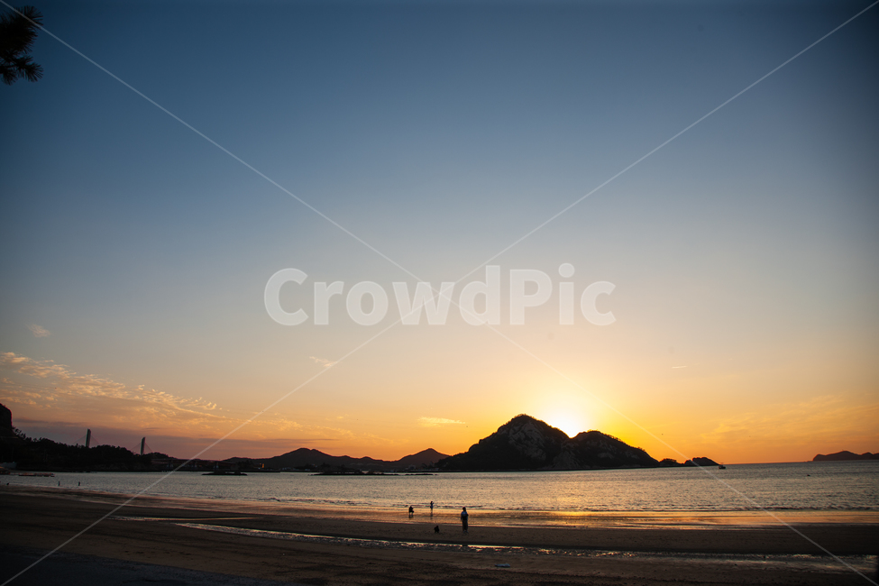 sunset,석양,풍경,바다,하늘,일몰,자연,풍경,nature,landscape,실루엣,그림자,silhouette,shadow,dusk,황혼,outdoors,옥외,sky,dawn,새벽,red sky,붉은 하늘