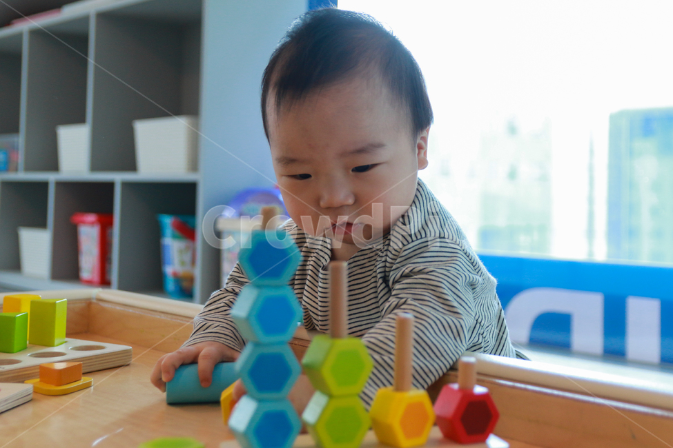 아기,육아,도형놀이,도형,장난감,완구,성장,두뇌발달,발달,아이,어린이,유아,인지,인지놀이,원목,막대,세모,네모,동그라미,블럭,나무블럭,작은,손,고사리손,신체,재미,퍼즐,베이비카페,돌아기,유아용품,원목교구,색상,컬러,창의력,교육,남자아이,남자아기,귀여운,사랑스런,장난꾸러기,개구장이,가족,인물,모델,얼굴,표정,호기심,게임,놀이,도형블럭,사람,인물,인간,human,person,영유아,아기,애기,아이,infants,baby