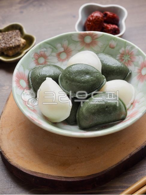 wellnessfood,asianfood,koreanculture,Thanksgiving,traditional culture,songpyeon,wellbeing,Wellbeing food,Asian food,traditionalfood,Lunar New Year food,new year,holiday food,koreantraditionalfood,korea,Chuseok Photo Contest,dish,background,rice cake,tradi