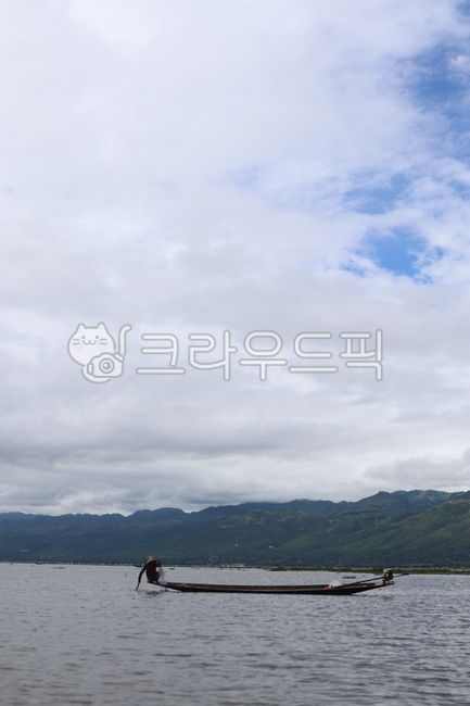 boatman,leisure activity,Myanmar Lake,nature,Lake,boat,lakeside,sculpture boat,Inle Lake,ferry,boating