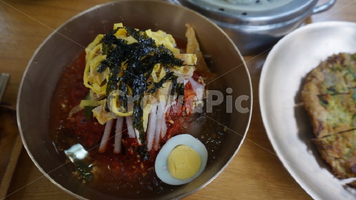 한식,음식,food,냉면,비빔냉면,양념,한국적인,전통적인,고명,삶은달걀,여름음식,시원한,별미