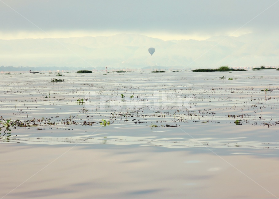 tide,ice,scene,cloud,water fog,beautiful,rainy,hot air balloon,reflect,sight,weather,season,drizzling,Fog,sky,rain,windless,riverside,wonderful,mountain range,morning,river water,Inle Lake,dawn,autumn,lake,fog,Transparency,winter,cold,air,twilight,wave,tr
