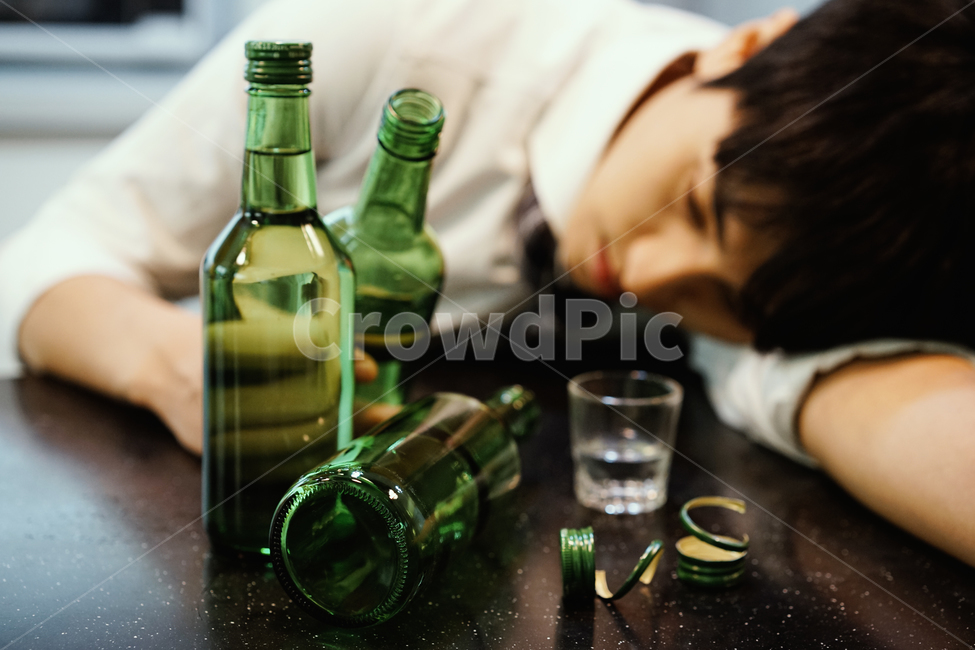 술,소주,음주,과음,남성,남자,취객,소주병,알콜,사람,인물,인간,human,person,남성,남자,man,male,술,주류,alcohol