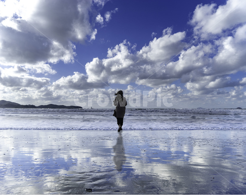 바다,구름,반영,파도,맑음,푸름,해변,sky,sea,reflect,cloud,해변,바다,beach,sea,사람,인물,인간,human,person,여성,여자,woman,female,lady