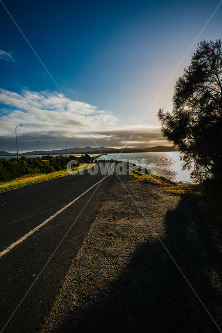 호주,타즈매니아,australia,tasmania,푸른하늘,sky,길,차길,도로,인도,road,carroad,낮은구름,나무,차도,바다,햇빛,해빛,태양,see,sun,hot,아스팔트,맑음,해,구름,그림자,shadow,그늘진,해질녘,sunset,자연,풍경,nature,landscape,asphalt,highway,고속도로,freeway,고속 도로