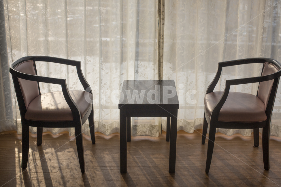 숙소,호텔,룸,창가,테이블,의자,티테이블,커텐,인테리어,실내디자인,interior design