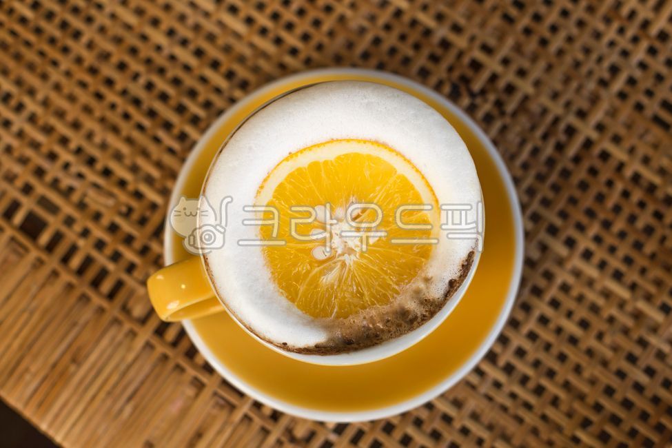 커피,카페라떼,라떼,노란색,오렌지,오렌지라떼,거품,노란컵,컵,머그컵,아트,우유,밀크,차,음료,테이블,커피잔,식품,카페,라떼아트,디저트,바리스타,노랑,귤라떼