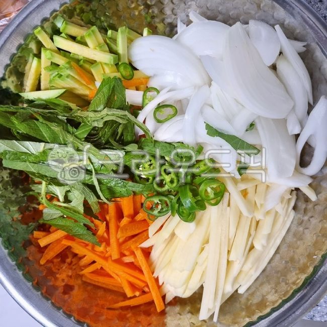 양파,고추,매운고추,감자,깻잎,당근,호박,애호박,onion,chili,redpepper,hotpepper,cayennepepper,potato,whitepotato,reductionofcapital,sesameleaf,perillaleaf,carrot,pumpkin,amber,zucchini,youngpumpkin,youngsquash,쥬키니호박,juicypumpkin,jukini,식재료,요리재료,음식재료,foodstuff,cookingmaterial,foodmaterial