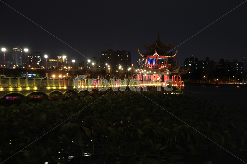 야경,정자,대만,가오슝,연못,야경,밤,풍경,nightscape,night,landscape,해외,외국,세계,foreign,oversea,world,architecture,건축물,building,건물,shrine,신사,worship,예배