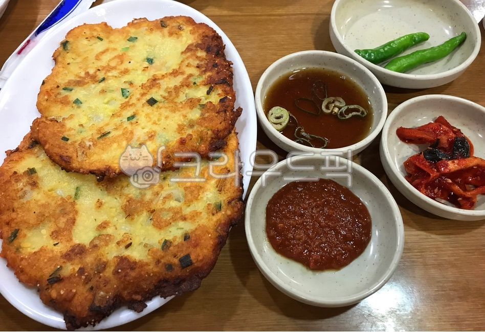 녹두전,녹두,부침개,빈대떡,녹두빈대떡,전,녹두부침,부침,막걸리안주,음식,요리,식사,식재료,먹방,한식,한국음식,녹두부침개,한국요리,meal,food,dish,cook,koreanfood,간장,쌈장,청양고추,지짐이