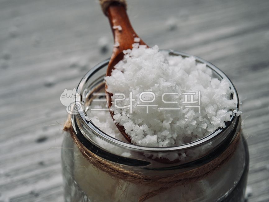 유리,유리용기,소금,자연소금,음식,음식재료,배경,유기농소금,salt,naturalsalt,food,foodingredients,background,organicsalt,숟가락,나무숟가락,흰색,spoon,woodenspoon,white,음식,식재료,요리,food,cook,meal,dishes,food reserves