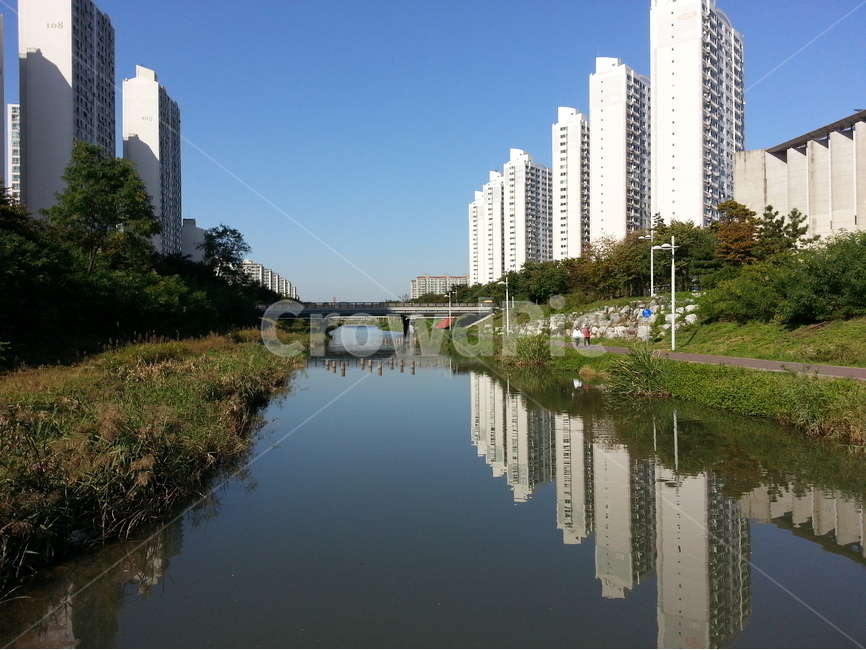 작은개천,아파트,풀,하늘,파란하늘,반사,다리,운동,도시,풍경,city,landscape,한국도시풍경,한국도시경관,korea cityscape,water,물,ditch,도랑,building,건물