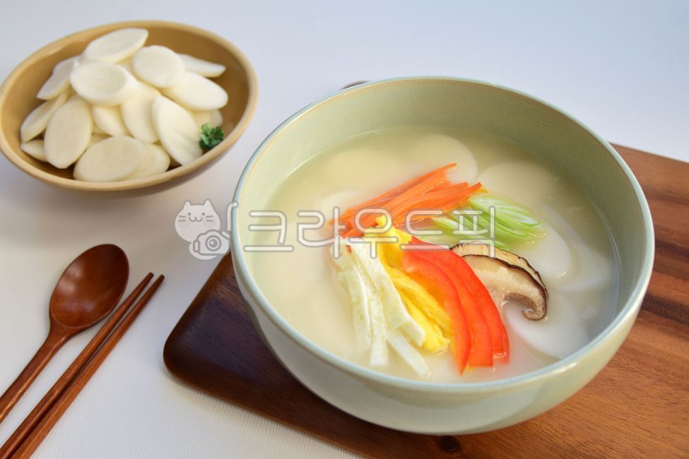 떡국,떡,가래떡,떡국떡,계란,지단,계란지단,고명,버섯,파,파프리카,당근,설,설날,명절,설날음식,설음식,음식,전통음식,명절음식,새해,한국전통,식재료,요리,한식,한국음식,한국요리,식사,사발,그릇,웰빙,웰빙음식,쌀떡,흰떡,국물,채소,도마,나무도마,수저,나무수저,숟가락,젓가락,koreanculture,koreanfood,food,foodreserves,koreanmeal,koreancook,koreandishes,dishes,rice,ricecake,ricecakesoup,soup,holidayfood,설날사진공모전,한국전통,한국문화,korean traditional,korean culture,음식,식재료,요리,food,cook,meal,dishes,food reserves,한식,한국음식,한국요리,korean food,korean dishes,korean meal,korean cook