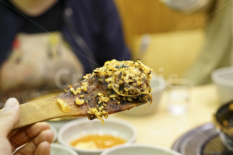 주걱,밥,볶음밥,먹방,맛집,푸드,식사,손,외식,저녁,얌얌,밥풀,사람,인물,인간,human,person,신체일부,몸,body,음식,식재료,요리,food,cook,meal,dishes,food reserves,한식,한국음식,한국요리,korean food,korean dishes,korean meal,korean cook