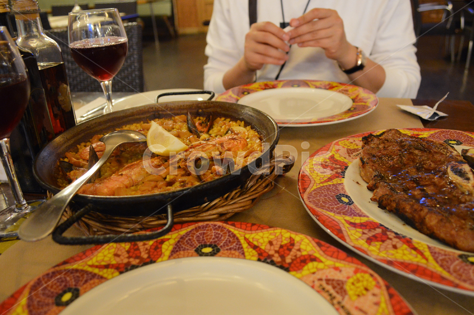meat,dinner,cuisine,paella,seafood,grilled,barbecue,tasty,delicious,gourmet,fish,table,sea,steak,grill,view,beef,healthy,rice,roast,cooking,hot,traditional,cooked,american,flame,mediterranean,lifestyle,wine,human,인간,person,사람,meal,식사,food,dish,음식,요리