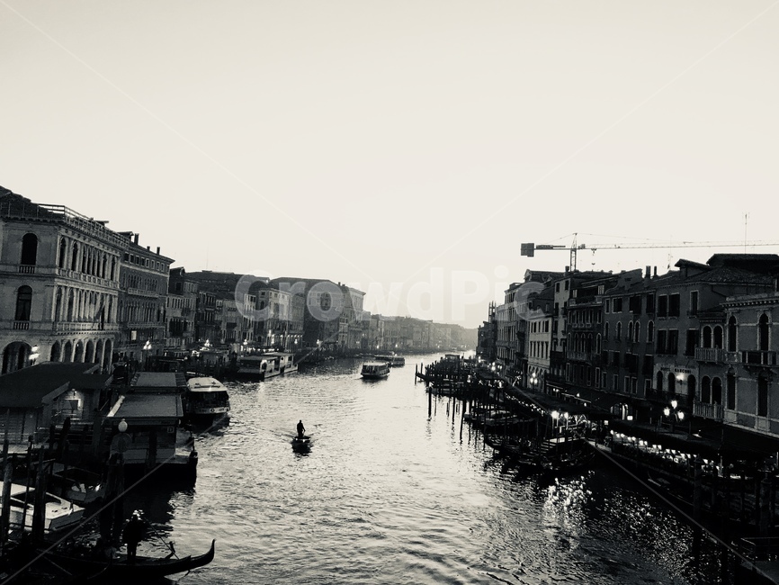 유럽,이탈리아,베네치아,리알토다리,바다,섬,배,베니스,수상버스,도시,풍경,city,landscape,해외,외국,세계,foreign,oversea,world,세계도시풍경,해외도시풍경,외국도시풍경,world cityscape,흑백,모노톤,monochrome,black and white,water,물,outdoors,옥외