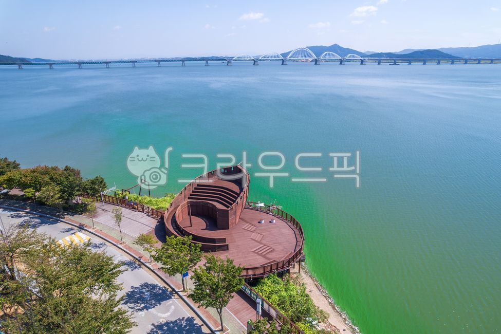 평택호관광단지,평택호,아산호,호수,물,공원,관광지,유원지,야외,실외,하늘,가을,시골,초록색,녹색,경기도,평택시,평택,아산고가교,다리,교량,뱃머리전망대,전망대,쉼터