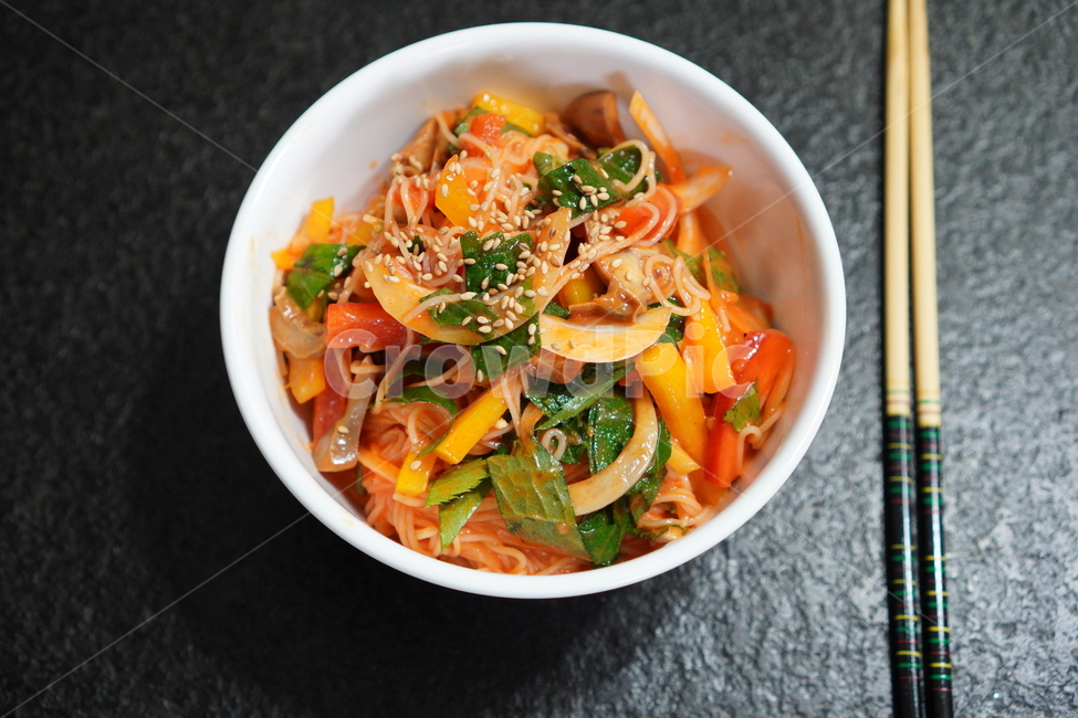 음식,비빔국수,국수,야채비빔국수,골뱅이비빕국수,비빔면,나무젖가락