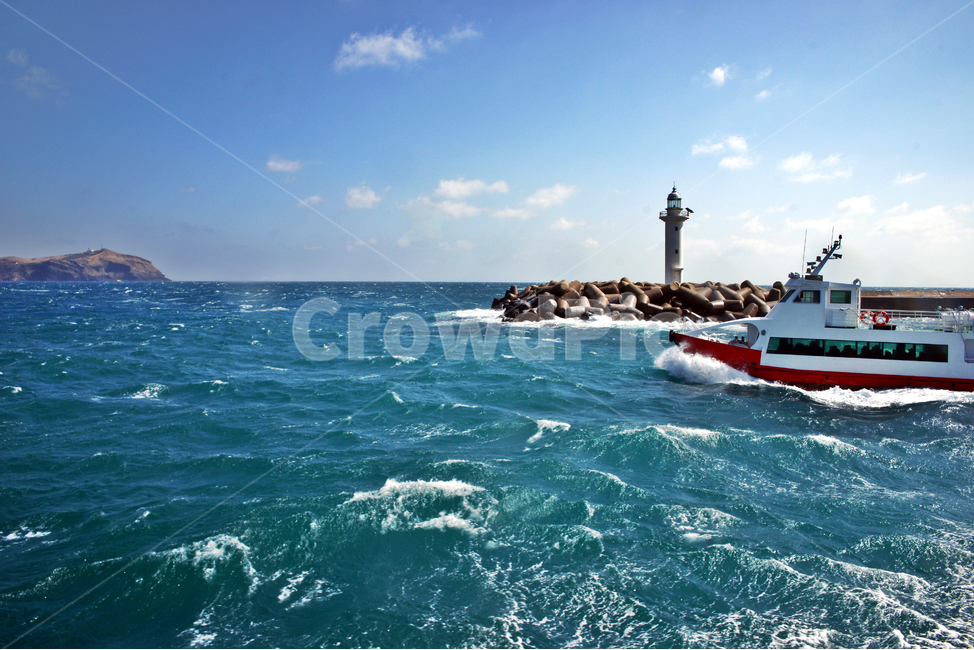 여객선,제주,성산항,출항,바다,등대,파도,등대,lighthouse,교통,교통수단,traffic,transportation,vehicle,차량,boat,보트