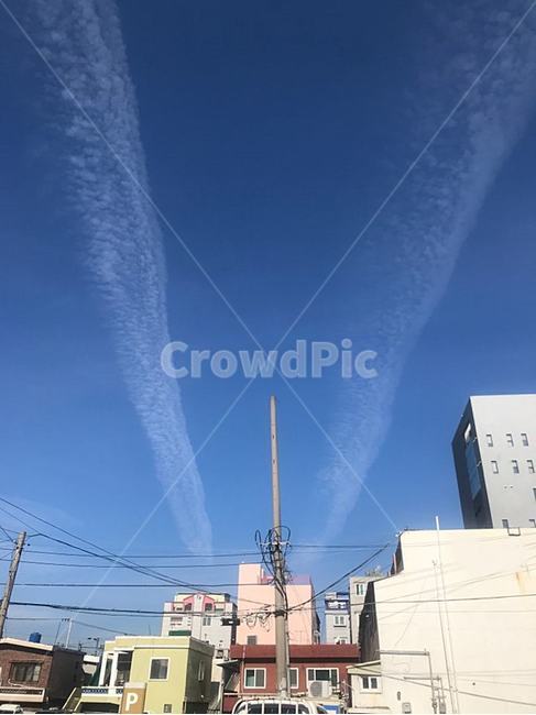부산,하늘,파란하늘,가을하늘,브이,브이구름,부산하늘구름,비행기구름,도시,풍경,city,landscape,한국도시풍경,한국도시경관,korea cityscape