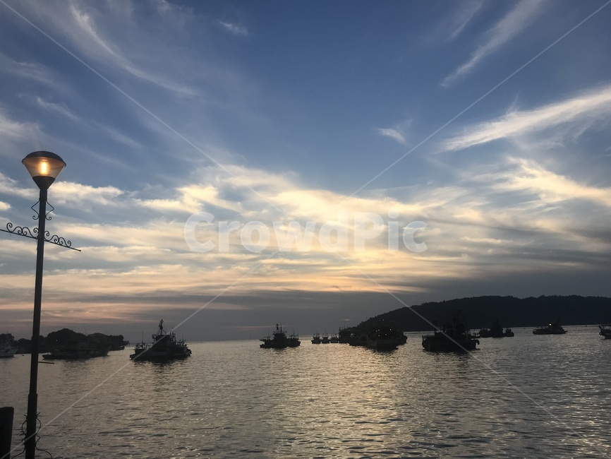 노을,선셋,하늘,일몰,일출,구름,자연,풍경,nature,landscape,outdoors,옥외,vehicle,차량,transportation,교통,boat,보트,land,땅,water,물