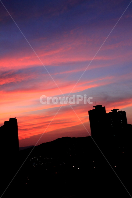 하늘,구름,노을,저녁하늘,도심,도시,풍경,city,landscape,nature,자연,outdoors,옥외,dawn,새벽,sunset,일몰,red sky,붉은 하늘,sky,dusk,황혼,silhouette,실루엣