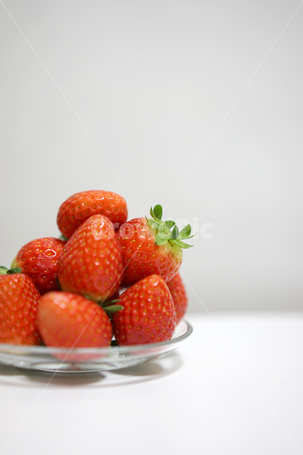 딸기,strawberry,과일,음식,겨울철과일,빨강,레드,red,베리,음식,식재료,요리,food,cook,meal,dishes,food reserves,과일,열매,fruit