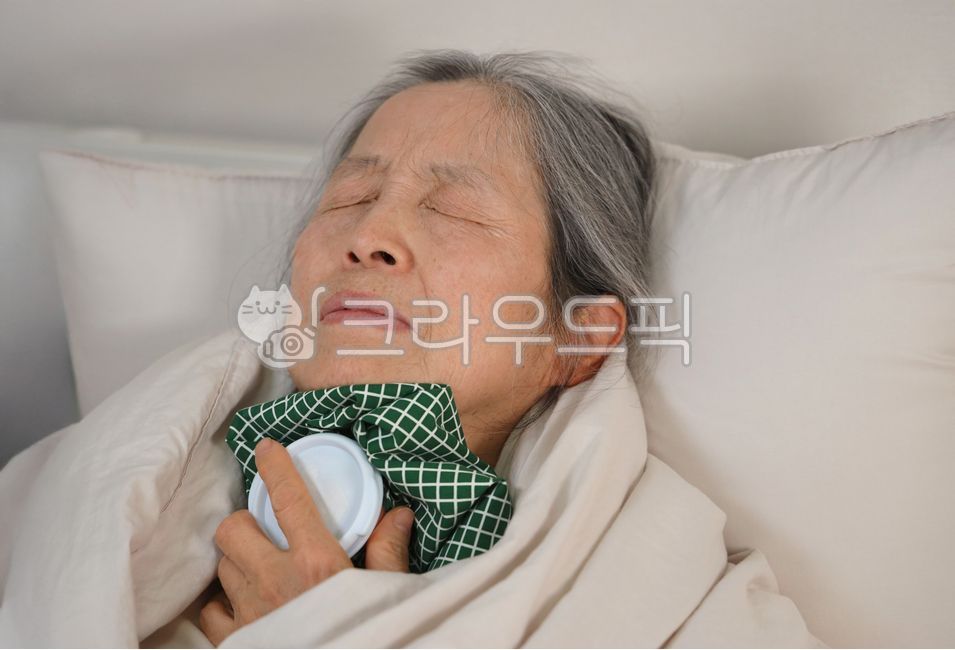 Neck,sore throat,cold,flu,influenza,sore throat,pharyngitis,disease,illness,virus,elderly care,care,elderly,senior,grandmother