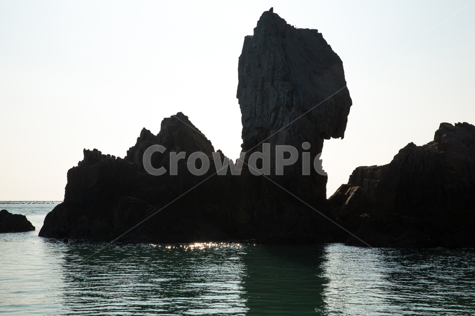 자연,풍경,경치,암벽,괴석,화강암,섬,활개바위,하늘,물결,반영,대양,ocean,sea,바다,water,물,outdoors,옥외,nature,shoreline,해안선,낭떠러지,cliff,실루엣