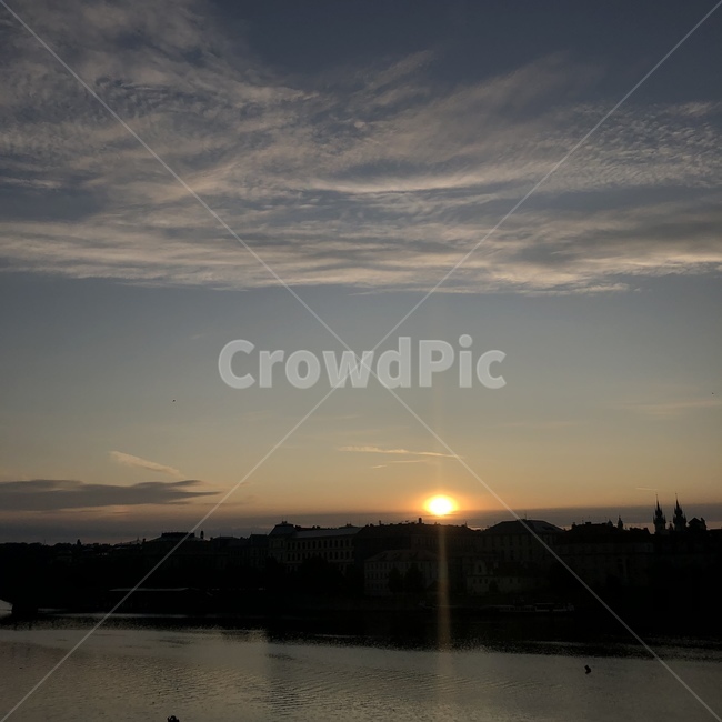 프라하,일출,sunrise,새벽,praha,prague,tram,dawn,cloud,street,체코,czech,까를교,카렐교,블타바강,vltavariver,sun,태양,해