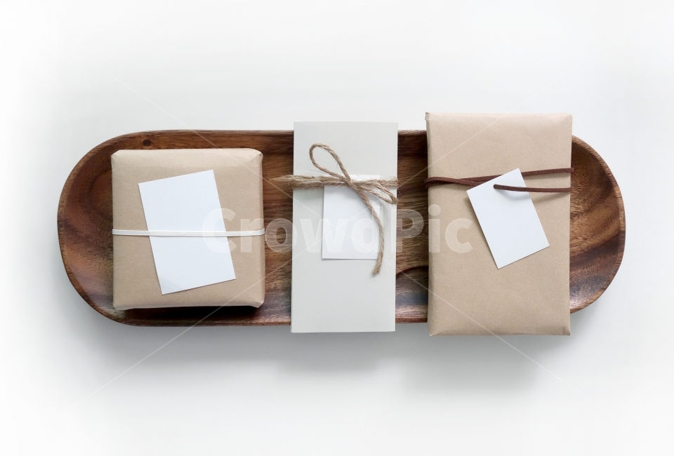 wooden plate,gift,texture,ribbon,memo,woodplate,paper packaging,whitebackground,kitchentools,wood pattern,gift box,gift wrapping,prop,giftbox,tag,event,object