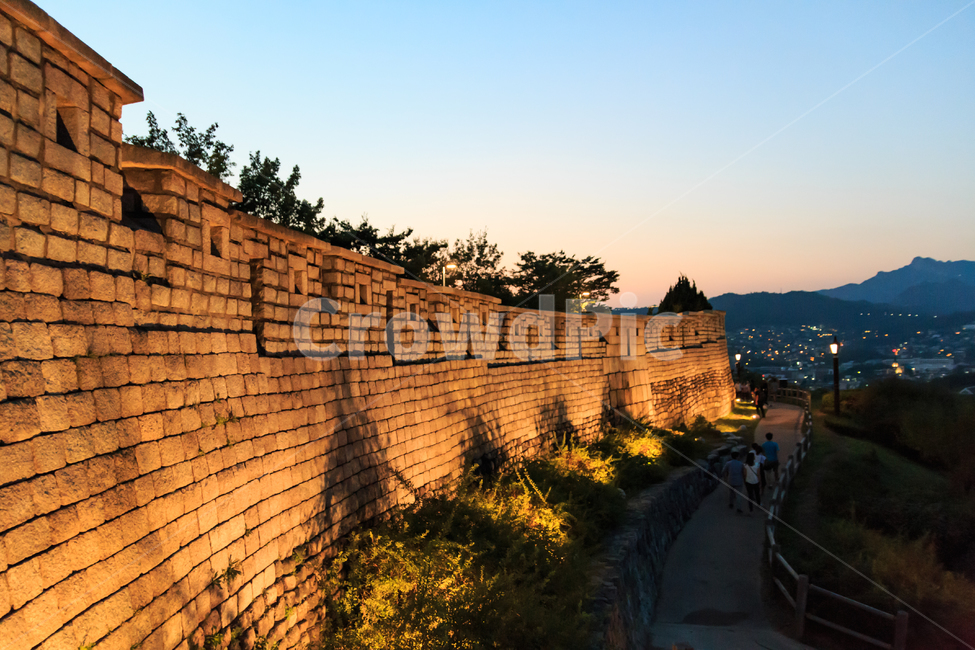 한양도성,서울,성벽,낙산공원,성곽,저녁,석양,조명,수비,방어,요새,문화재,유적,유적지,공원,관광지,여행지,명소,풍경,경치,어스름,황혼,노을,견고한,튼튼한,나무,도시,전경,산책로,서울성곽,야경,밤,풍경,nightscape,night,landscape,한국전통,한국문화,korean traditional,korean culture,건축물,건물외관,exterior,building,structure,architecture,construction,wall,벽,brick,벽돌