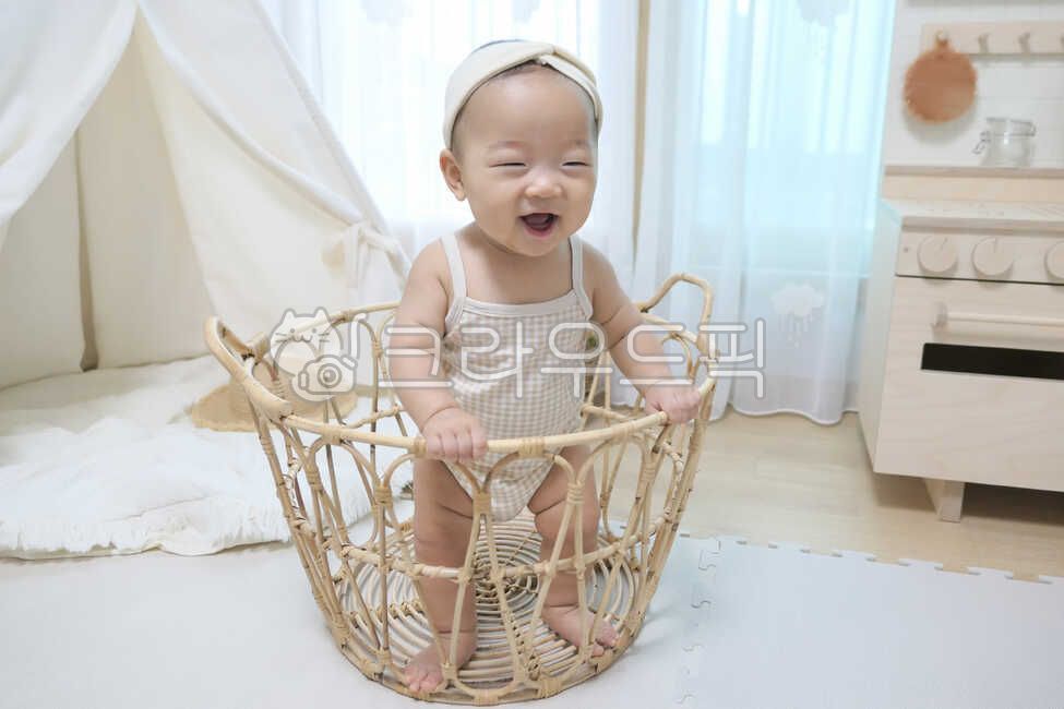 바구니,라탄,라탄바구니,표정,텐트,아기텐트,러그,유아텐트,놀이방,아기모델,헤어밴드,아기,신생아,사람,갓난아기,귀여운,작은,소중한,앙증맞은,인간,어린,한살,1세,만0세,아가,영유아,얼굴,엄마품,안긴,베이비,천사같은,사랑스러운,가족,아들,라이프스타일,생활,육아,보육,순수한,순진한,천진난만한,건강한,인테리어,모자,밀짚모자,사람,인물,인간,human,person,영유아,아기,애기,아이,infants,baby