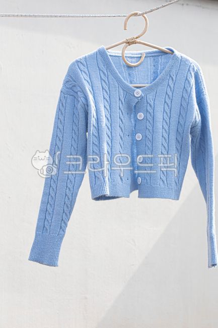 가디건,카디건,스웨터,옷,의류,옷걸이,단추,패션,의복,소매,긴팔,빨래,클린,니트,하늘색,빨랫줄